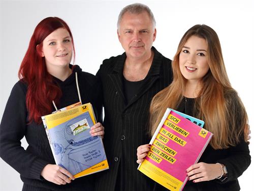 Die Preisträgerinnen Laura Kollmayer (li.) und Cara Saya Shikura mit ihrem Professor Wilfried Korfmacher. Foto: Jörg Reich